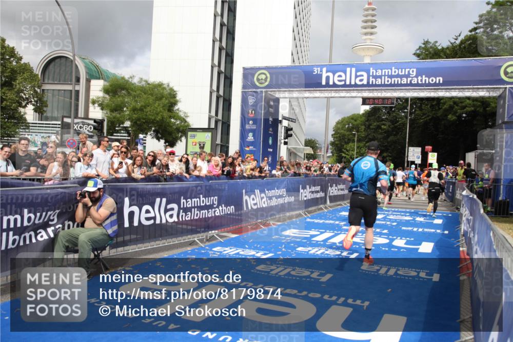 29.06.2025 - hella hamburg halbmarathon Michael Strokosch http://msf.ph/oto/8179874 29.06.2025 10:40:11 Ziel 2826, 4381, 5007, 5050, 5508, 5916, 6080, 7495, 8933, 12091, 13514, 15424, 17973 meine-sportfotos.de