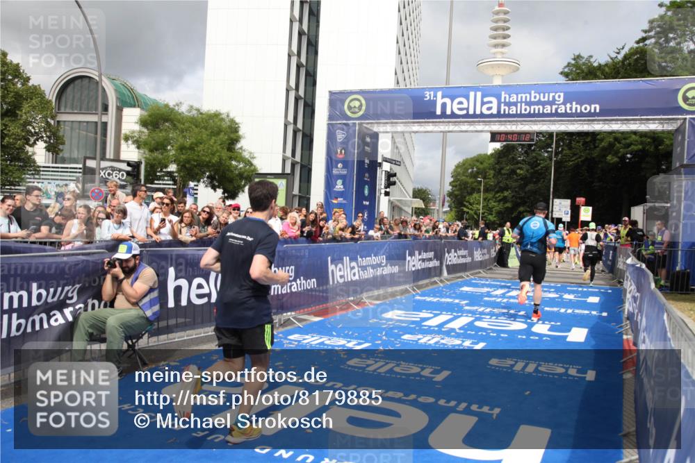 29.06.2025 - hella hamburg halbmarathon Michael Strokosch http://msf.ph/oto/8179885 29.06.2025 10:40:11 Ziel 2826, 4381, 5007, 5050, 5508, 5916, 6080, 7495, 8933, 12091, 13514, 15424, 17973 meine-sportfotos.de