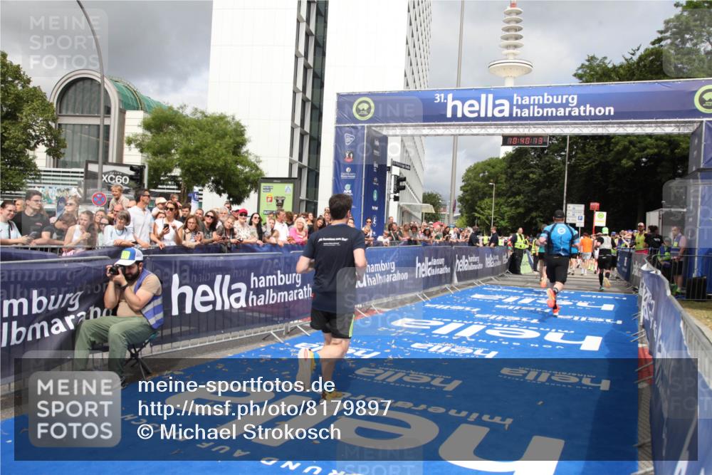 29.06.2025 - hella hamburg halbmarathon Michael Strokosch http://msf.ph/oto/8179897 29.06.2025 10:40:12 Ziel 2826, 4381, 5007, 5409, 5508, 5916, 7495, 8933, 12091, 13514, 13667, 15424, 17973, 18979 meine-sportfotos.de