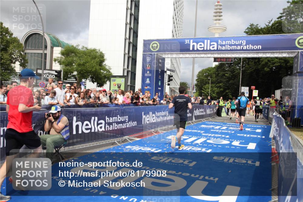 29.06.2025 - hella hamburg halbmarathon Michael Strokosch http://msf.ph/oto/8179908 29.06.2025 10:40:12 Ziel 2826, 4381, 5007, 5409, 5508, 5916, 7495, 8933, 12091, 13514, 13667, 15424, 17973, 18979 meine-sportfotos.de