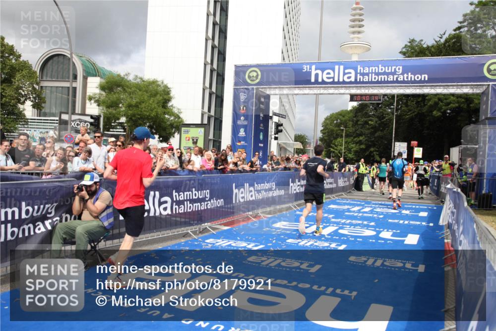 29.06.2025 - hella hamburg halbmarathon Michael Strokosch http://msf.ph/oto/8179921 29.06.2025 10:40:13 Ziel 2826, 3547, 4381, 5007, 5409, 5508, 5916, 7495, 8933, 10968, 11731, 13514, 13667, 15424, 18979 meine-sportfotos.de