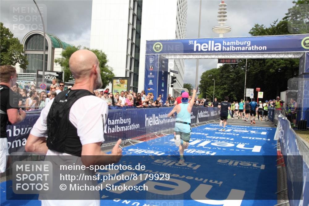 29.06.2025 - hella hamburg halbmarathon Michael Strokosch http://msf.ph/oto/8179929 29.06.2025 10:40:14 Ziel 3547, 4381, 5007, 5409, 5410, 5508, 5916, 7495, 8465, 8933, 10968, 11731, 12704, 13667, 15424, 18979 meine-sportfotos.de