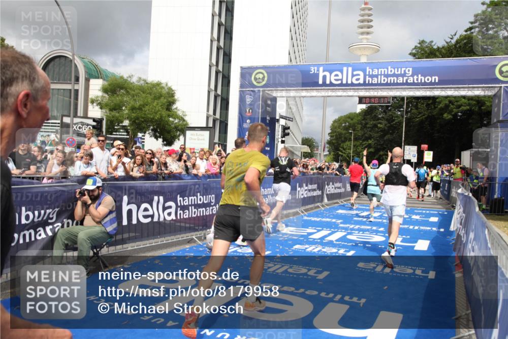29.06.2025 - hella hamburg halbmarathon Michael Strokosch http://msf.ph/oto/8179958 29.06.2025 10:40:16 Ziel 3547, 4381, 5007, 5409, 5410, 5508, 5803, 5916, 7495, 8465, 8933, 10968, 11731, 12704, 13667, 14699, 18614, 18979 meine-sportfotos.de