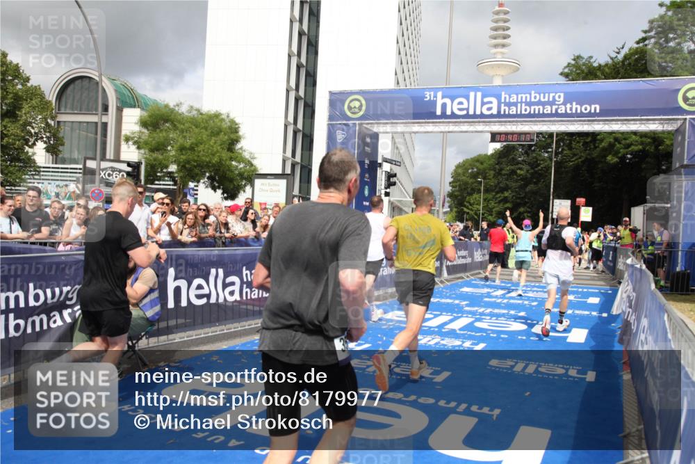 29.06.2025 - hella hamburg halbmarathon Michael Strokosch http://msf.ph/oto/8179977 29.06.2025 10:40:16 Ziel 3547, 4381, 5007, 5409, 5410, 5508, 5803, 5916, 7495, 8465, 8933, 10968, 11731, 12704, 13667, 14699, 18614, 18979 meine-sportfotos.de