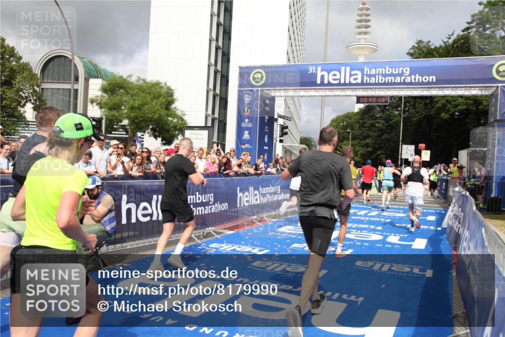 29.06.2025 - hella hamburg halbmarathon Michael Strokosch http://msf.ph/oto/8179990 29.06.2025 10:40:16 Ziel 3547, 4381, 5007, 5409, 5410, 5508, 5803, 5916, 7495, 8465, 8933, 10968, 11731, 12704, 13667, 14699, 18614, 18979 meine-sportfotos.de