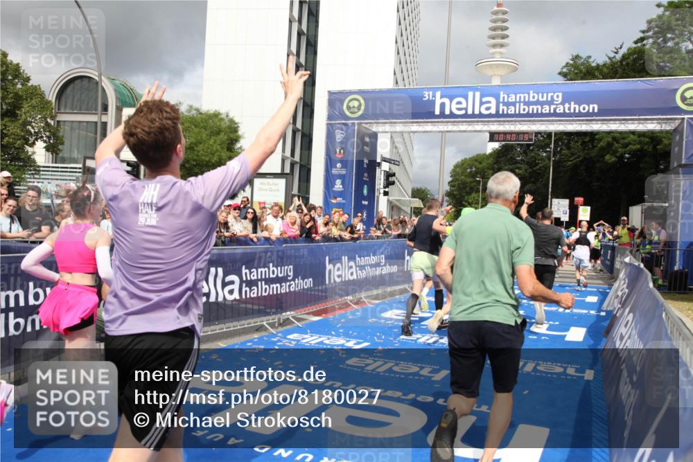 29.06.2025 - hella hamburg halbmarathon Michael Strokosch http://msf.ph/oto/8180027 29.06.2025 10:40:18 Ziel 3547, 4381, 5007, 5409, 5410, 5508, 5803, 5916, 7495, 8465, 10968, 11731, 12704, 13667, 14699, 18614, 18979 meine-sportfotos.de