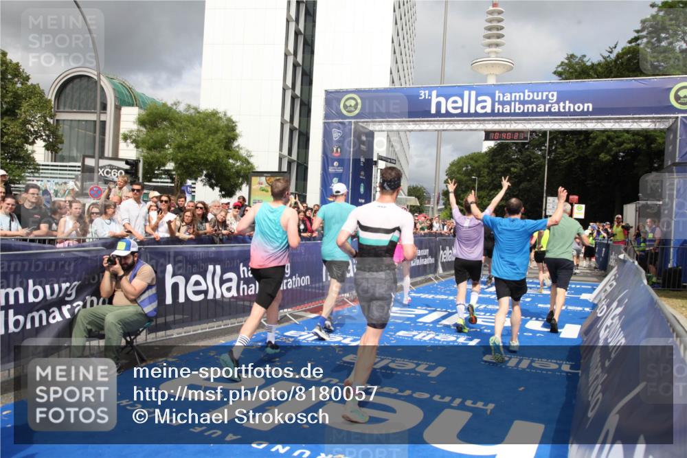 29.06.2025 - hella hamburg halbmarathon Michael Strokosch http://msf.ph/oto/8180057 29.06.2025 10:40:19 Ziel 3547, 4381, 5409, 5410, 5803, 5916, 7495, 8465, 10968, 11731, 12704, 13667, 14699, 18614, 18979 meine-sportfotos.de
