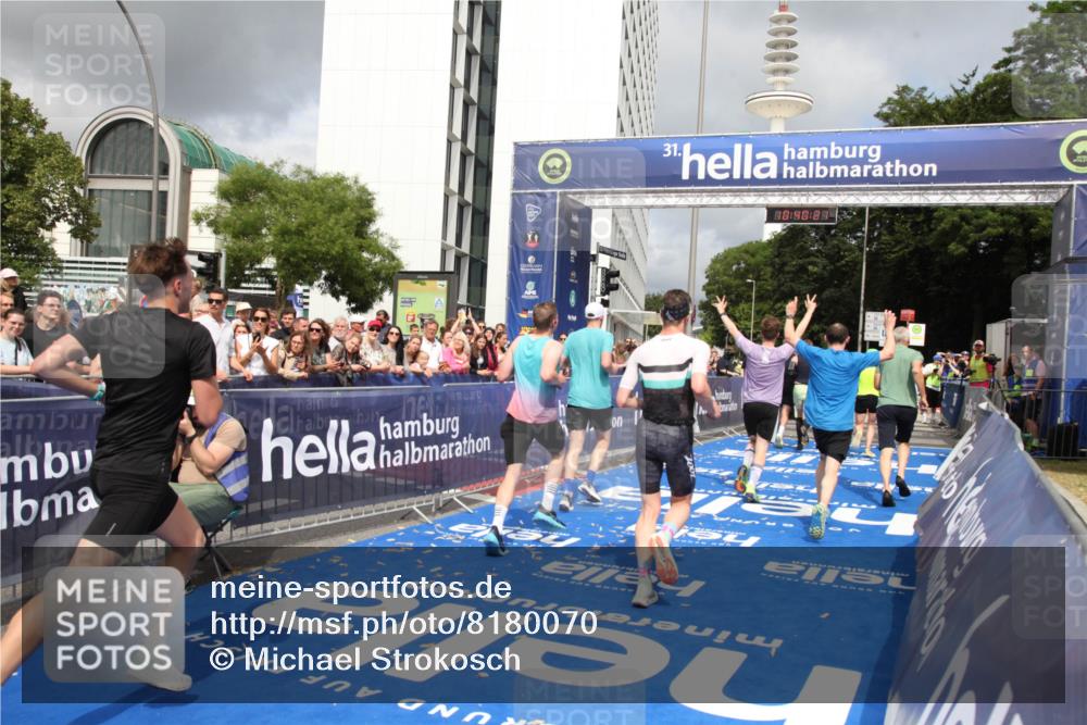 29.06.2025 - hella hamburg halbmarathon Michael Strokosch http://msf.ph/oto/8180070 29.06.2025 10:40:20 Ziel 3547, 4381, 5409, 5410, 5803, 8465, 10968, 11731, 12704, 13667, 14699, 18614, 18979 meine-sportfotos.de