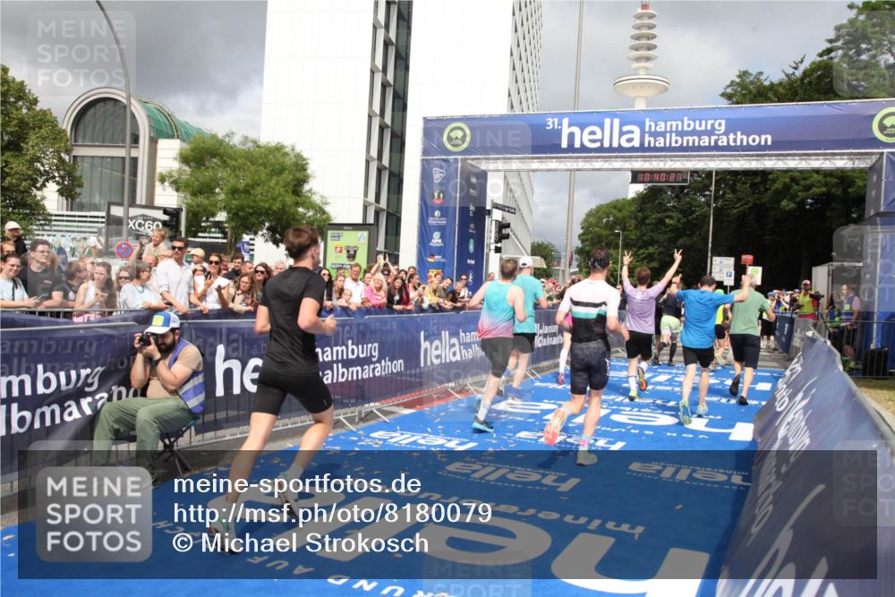 29.06.2025 - hella hamburg halbmarathon Michael Strokosch http://msf.ph/oto/8180079 29.06.2025 10:40:20 Ziel 3547, 4381, 5409, 5410, 5803, 8465, 10968, 11731, 12704, 13667, 14699, 18614, 18979 meine-sportfotos.de