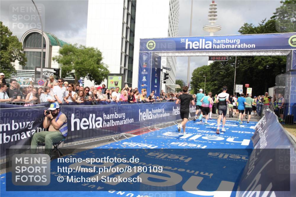 29.06.2025 - hella hamburg halbmarathon Michael Strokosch http://msf.ph/oto/8180109 29.06.2025 10:40:21 Ziel 3547, 5409, 5410, 5803, 8465, 10968, 11731, 12704, 13667, 14699, 18614, 18979 meine-sportfotos.de