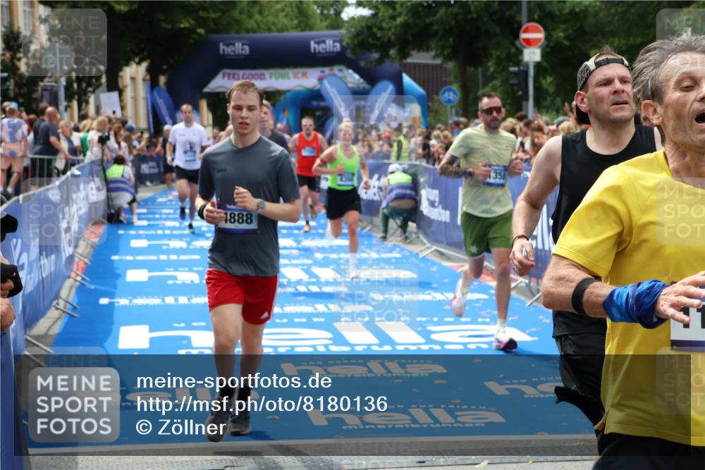 29.06.2025 - hella hamburg halbmarathon Zöllner http://msf.ph/oto/8180136 29.06.2025 10:39:47 Ziel 1358, 1975, 4398, 4888, 13190, 14204, 15435, 15744, 16580, 16761, 17005, 17425, 17792, 18013 meine-sportfotos.de