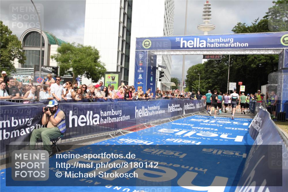 29.06.2025 - hella hamburg halbmarathon Michael Strokosch http://msf.ph/oto/8180142 29.06.2025 10:40:23 Ziel 5410, 5803, 8370, 8465, 12704, 14699, 17916, 18614 meine-sportfotos.de