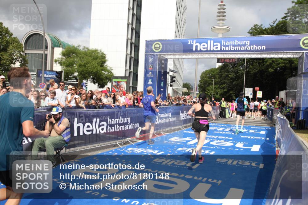 29.06.2025 - hella hamburg halbmarathon Michael Strokosch http://msf.ph/oto/8180148 29.06.2025 10:40:28 Ziel 6649, 8370, 14924, 15247, 17245, 17916 meine-sportfotos.de