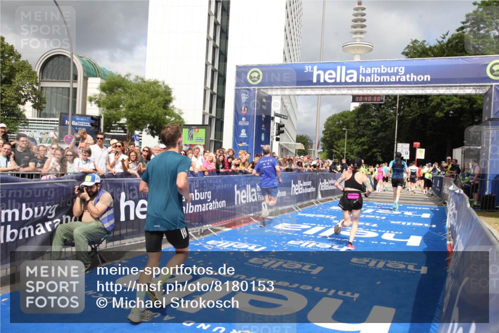29.06.2025 - hella hamburg halbmarathon Michael Strokosch http://msf.ph/oto/8180153 29.06.2025 10:40:29 Ziel 6649, 8370, 14924, 15247, 17245, 17916 meine-sportfotos.de