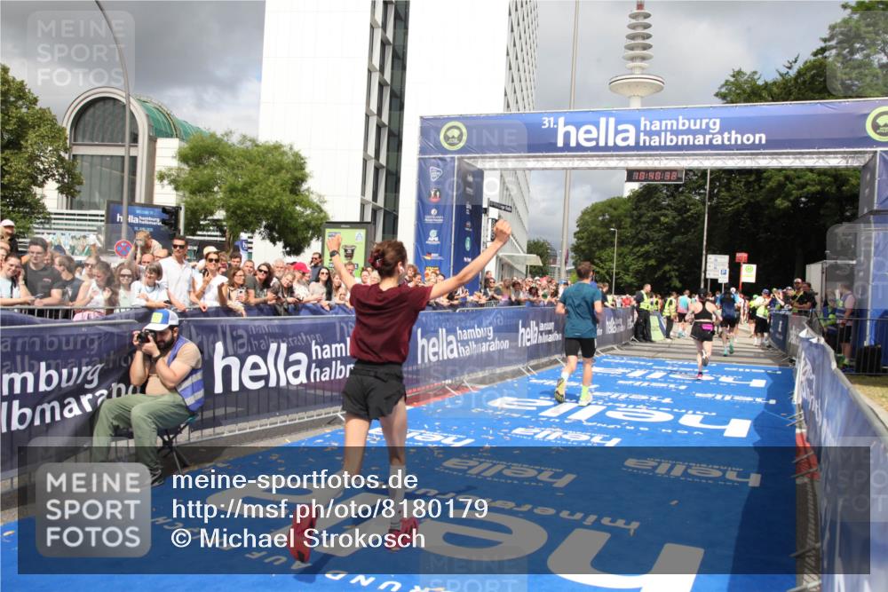 29.06.2025 - hella hamburg halbmarathon Michael Strokosch http://msf.ph/oto/8180179 29.06.2025 10:40:30 Ziel 6649, 8370, 8966, 10978, 14924, 15247, 17245, 17916 meine-sportfotos.de