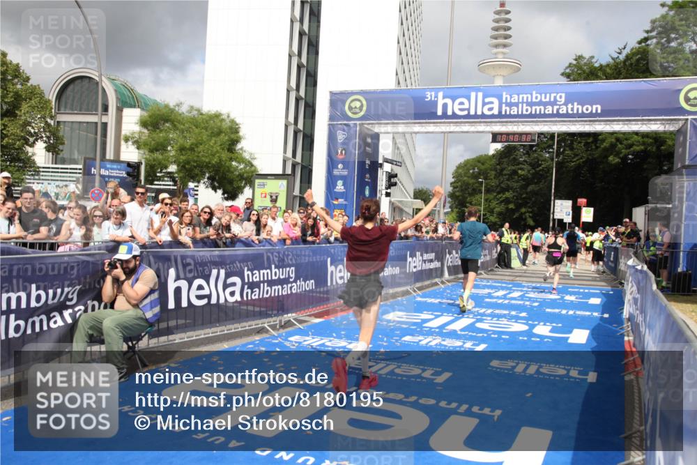 29.06.2025 - hella hamburg halbmarathon Michael Strokosch http://msf.ph/oto/8180195 29.06.2025 10:40:31 Ziel 6649, 7284, 8370, 8966, 10978, 12540, 14924, 15247, 17214, 17245, 17916 meine-sportfotos.de