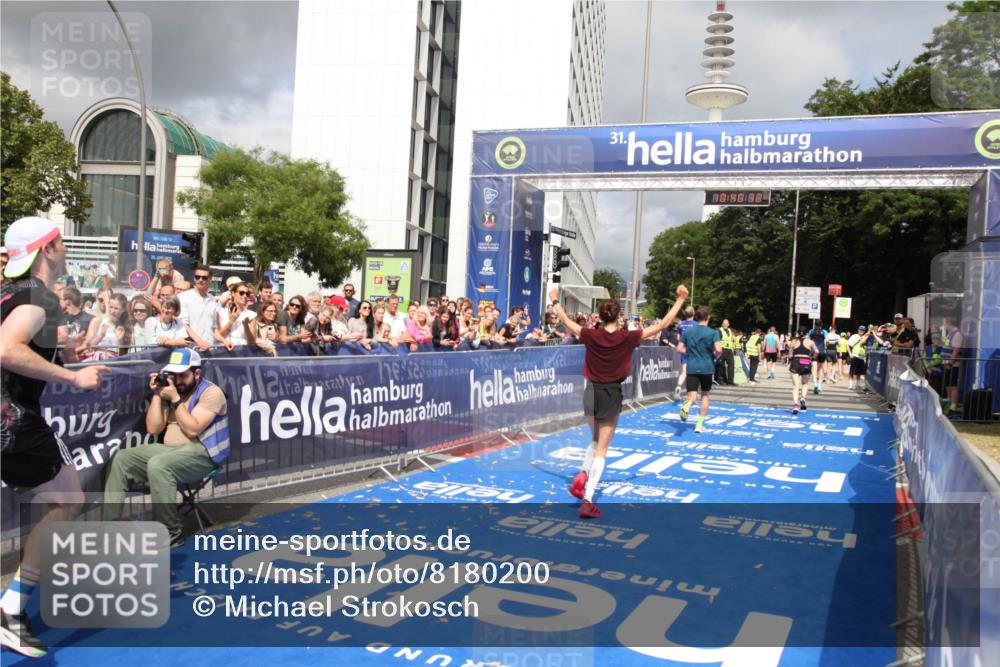 29.06.2025 - hella hamburg halbmarathon Michael Strokosch http://msf.ph/oto/8180200 29.06.2025 10:40:31 Ziel 6649, 7284, 8370, 8966, 10978, 12540, 14924, 15247, 17214, 17245, 17916 meine-sportfotos.de