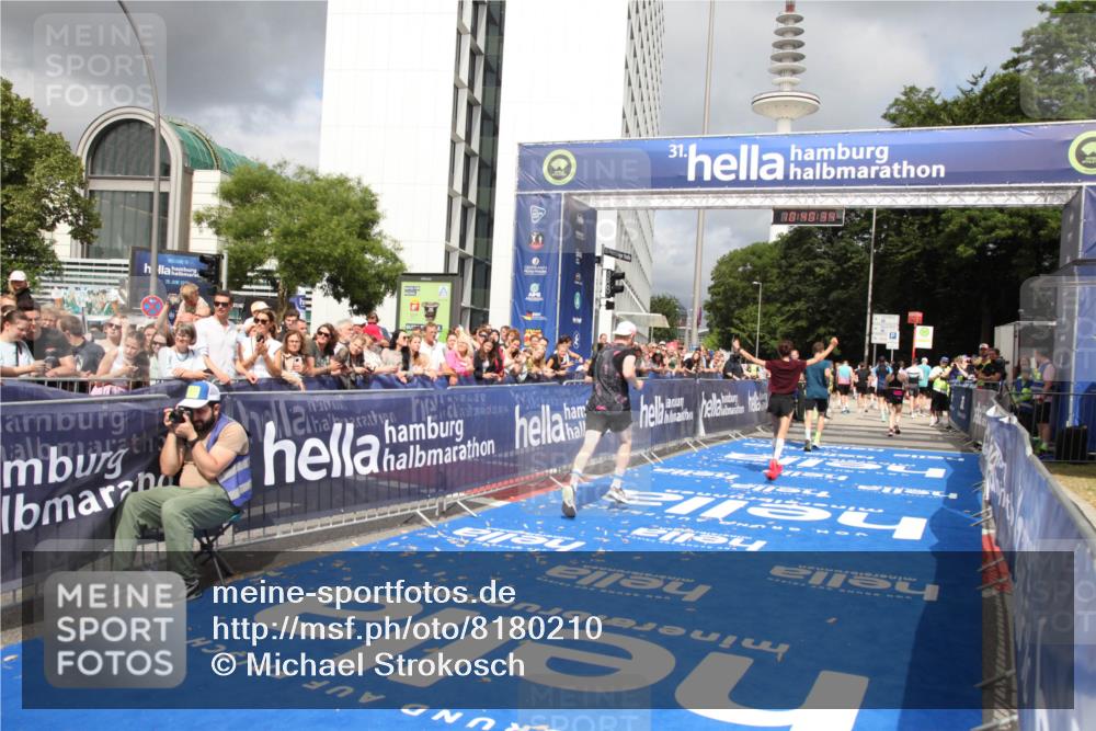 29.06.2025 - hella hamburg halbmarathon Michael Strokosch http://msf.ph/oto/8180210 29.06.2025 10:40:33 Ziel 6649, 7284, 8966, 10978, 11767, 12365, 12540, 14924, 15164, 15247, 17214, 17245, 18192 meine-sportfotos.de