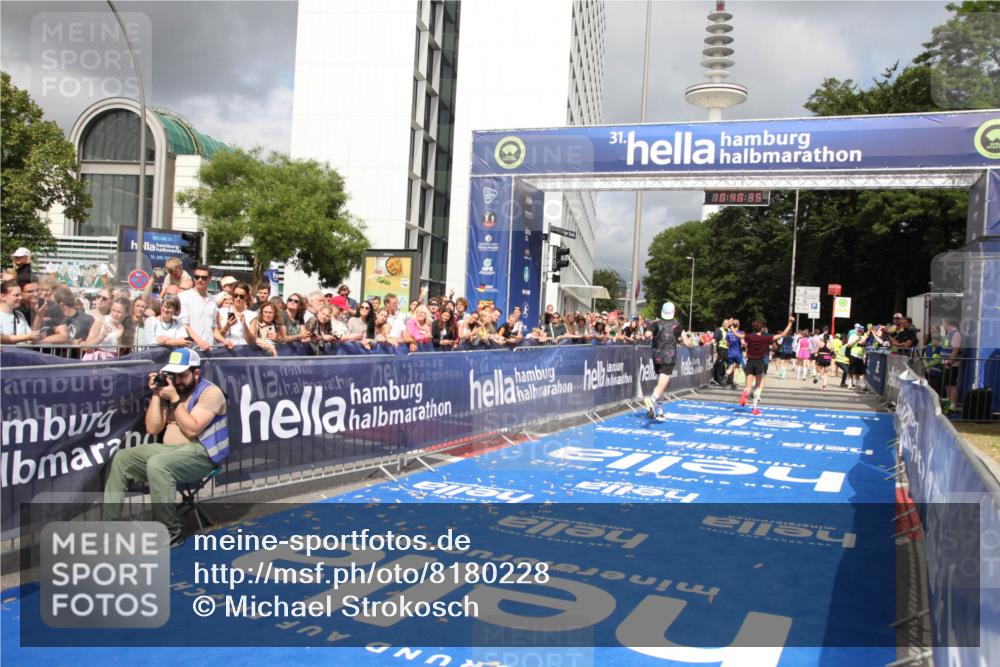 29.06.2025 - hella hamburg halbmarathon Michael Strokosch http://msf.ph/oto/8180228 29.06.2025 10:40:34 Ziel 6649, 7284, 8966, 10978, 11767, 12365, 12540, 14924, 15164, 15247, 17214, 18192 meine-sportfotos.de