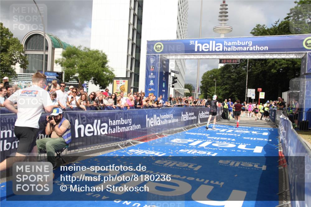 29.06.2025 - hella hamburg halbmarathon Michael Strokosch http://msf.ph/oto/8180236 29.06.2025 10:40:34 Ziel 6649, 7284, 8966, 10978, 11767, 12365, 12540, 14924, 15164, 15247, 17214, 18192 meine-sportfotos.de