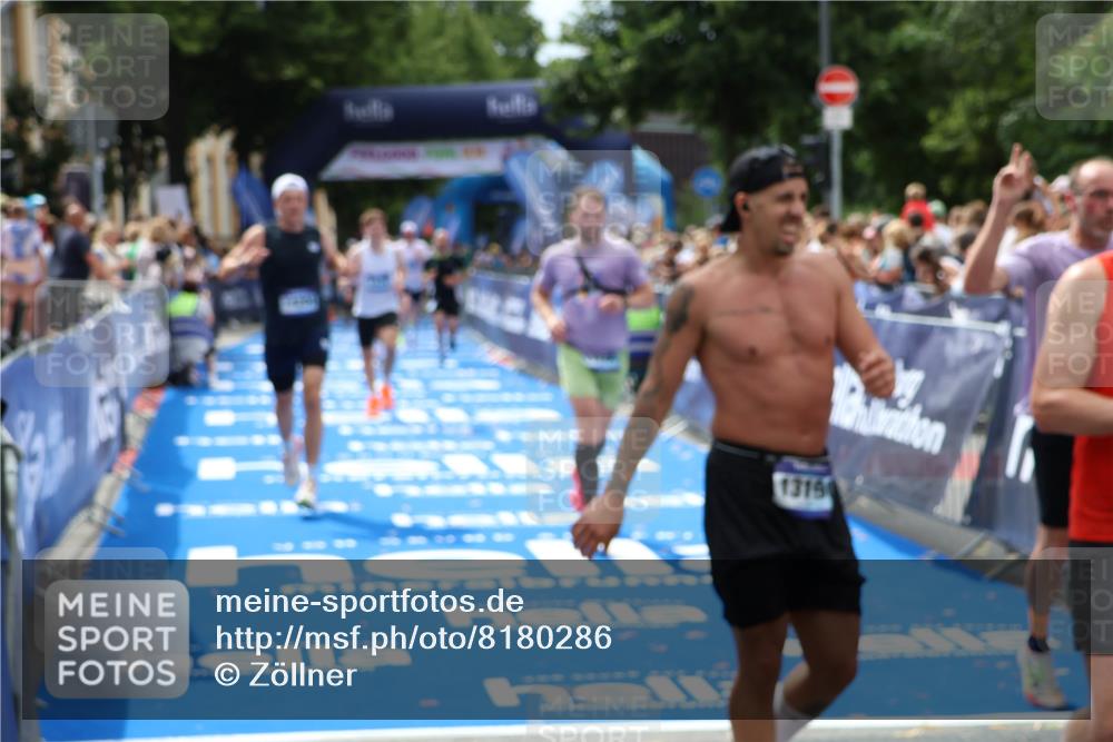 29.06.2025 - hella hamburg halbmarathon Zöllner http://msf.ph/oto/8180286 29.06.2025 10:39:52 Ziel 1975, 2525, 2563, 2573, 4766, 6149, 11714, 13190, 14204, 15744, 15813, 17005, 17792, 18013 meine-sportfotos.de