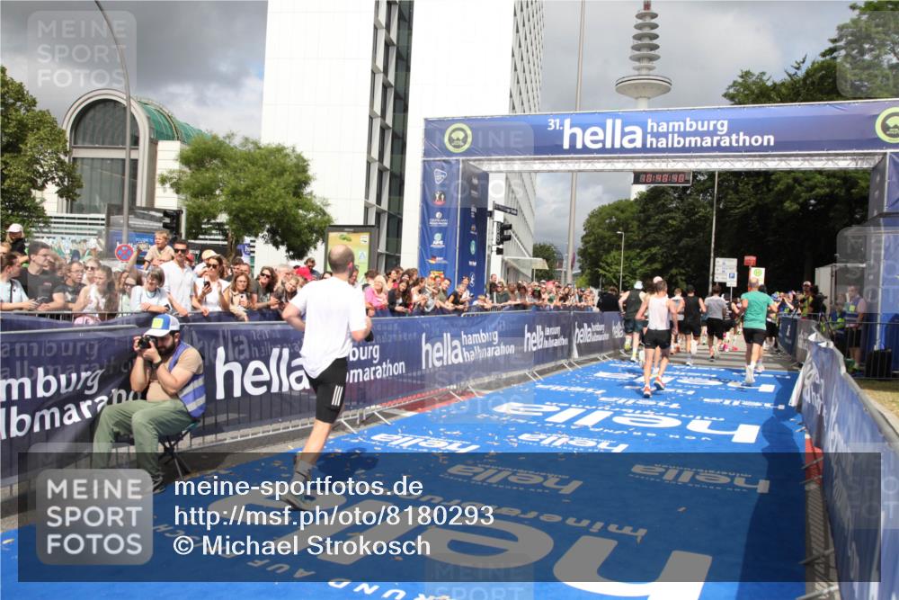 29.06.2025 - hella hamburg halbmarathon Michael Strokosch http://msf.ph/oto/8180293 29.06.2025 10:40:39 Ziel 1912, 4843, 7284, 8966, 10978, 11767, 12365, 12540, 12865, 14820, 15015, 15164, 15542, 17214, 17724, 18192, 18399 meine-sportfotos.de