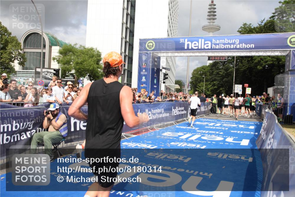 29.06.2025 - hella hamburg halbmarathon Michael Strokosch http://msf.ph/oto/8180314 29.06.2025 10:40:41 Ziel 1912, 2324, 2714, 4843, 11767, 12365, 12865, 14272, 14820, 15015, 15164, 15493, 15542, 16599, 17724, 18192, 18399 meine-sportfotos.de