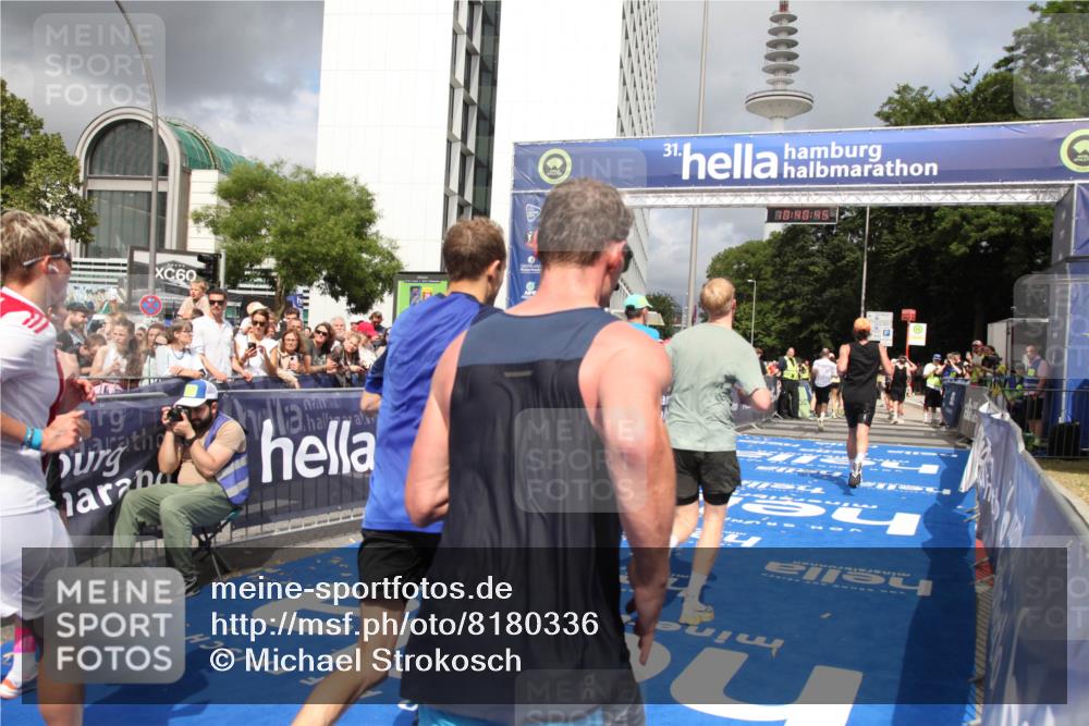 29.06.2025 - hella hamburg halbmarathon Michael Strokosch http://msf.ph/oto/8180336 29.06.2025 10:40:43 Ziel 1912, 2324, 2714, 4843, 7622, 9294, 10900, 12865, 14272, 14820, 15015, 15493, 15542, 16599, 17724, 18399 meine-sportfotos.de