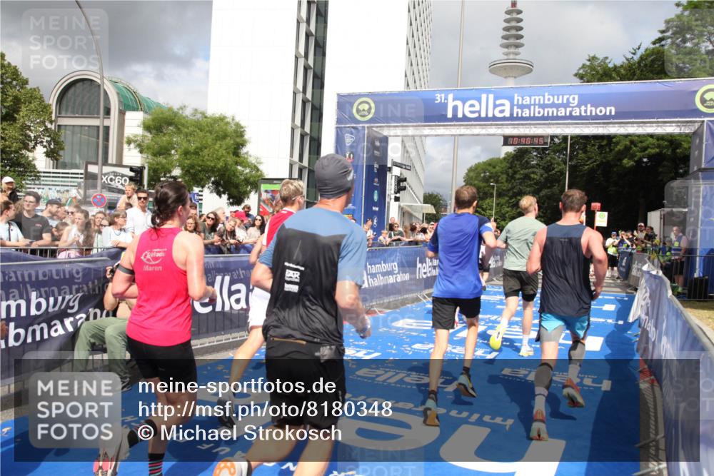29.06.2025 - hella hamburg halbmarathon Michael Strokosch http://msf.ph/oto/8180348 29.06.2025 10:40:44 Ziel 1912, 2324, 2714, 4843, 4889, 5745, 7622, 9294, 10900, 12865, 14092, 14272, 14820, 15015, 15351, 15493, 15542, 16201, 16599, 17724, 18399 meine-sportfotos.de