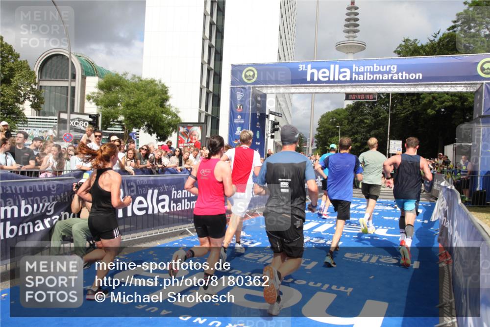 29.06.2025 - hella hamburg halbmarathon Michael Strokosch http://msf.ph/oto/8180362 29.06.2025 10:40:44 Ziel 1912, 2324, 2714, 4843, 4889, 5745, 7622, 9294, 10900, 12865, 14092, 14272, 14820, 15015, 15351, 15493, 15542, 16201, 16599, 17724, 18399 meine-sportfotos.de