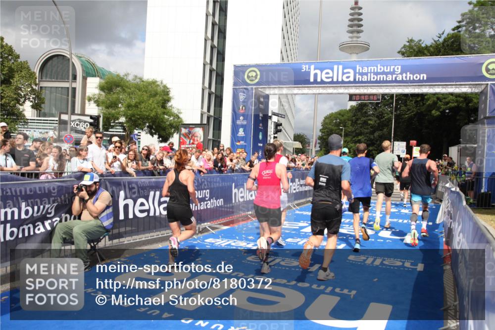 29.06.2025 - hella hamburg halbmarathon Michael Strokosch http://msf.ph/oto/8180372 29.06.2025 10:40:45 Ziel 1882, 1912, 2324, 2714, 2750, 4843, 4889, 5026, 5745, 7622, 8629, 9294, 10900, 12865, 14092, 14272, 14820, 15351, 15493, 15542, 16201, 16249, 16599, 17724, 18399 meine-sportfotos.de
