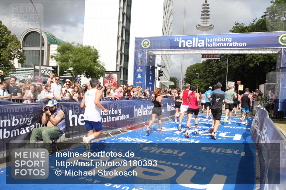 29.06.2025 - hella hamburg halbmarathon Michael Strokosch http://msf.ph/oto/8180393 29.06.2025 10:40:46 Ziel 1882, 1912, 2324, 2714, 2750, 4634, 4843, 4889, 5014, 5026, 5745, 7080, 7622, 8074, 8629, 9294, 10900, 12865, 14092, 14272, 14820, 15351, 15493, 15542, 16201, 16249, 16599, 17486, 17724, 18399 meine-sportfotos.de