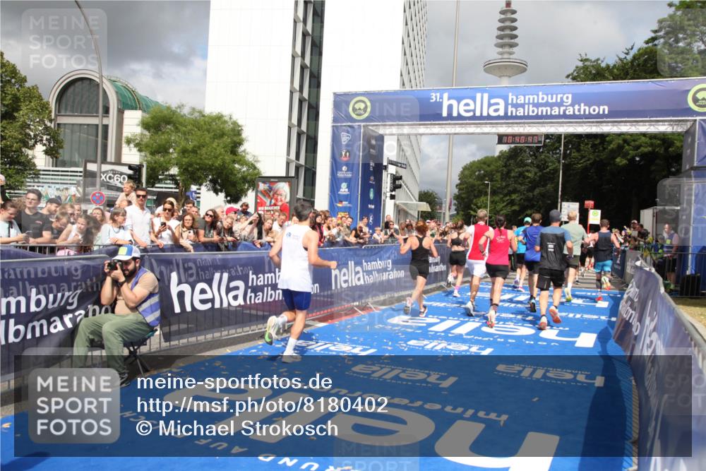 29.06.2025 - hella hamburg halbmarathon Michael Strokosch http://msf.ph/oto/8180402 29.06.2025 10:40:46 Ziel 1882, 1912, 2324, 2714, 2750, 4634, 4843, 4889, 5014, 5026, 5745, 7080, 7622, 8074, 8629, 9294, 10900, 12865, 14092, 14272, 14820, 15351, 15493, 15542, 16201, 16249, 16599, 17486, 17724, 18399 meine-sportfotos.de