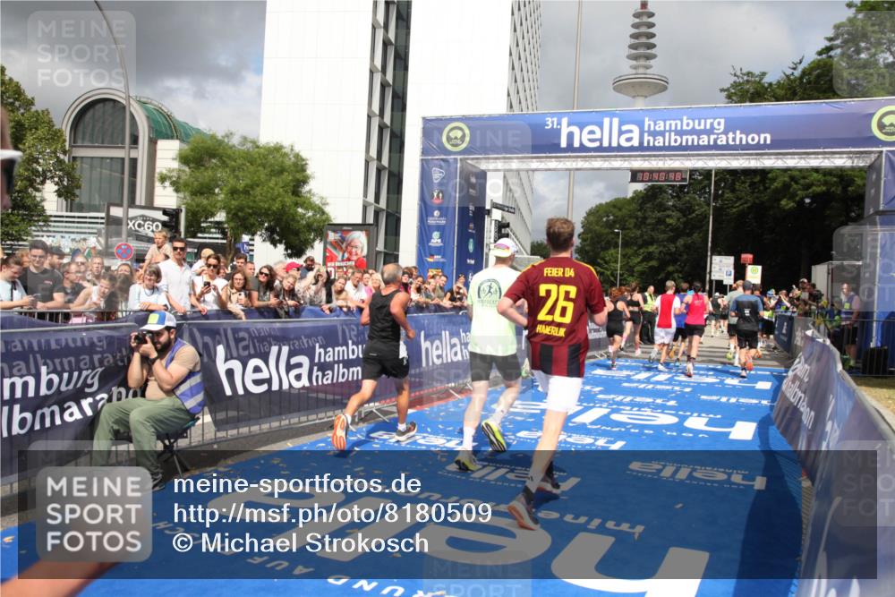 29.06.2025 - hella hamburg halbmarathon Michael Strokosch http://msf.ph/oto/8180509 29.06.2025 10:40:47 Ziel 1882, 1912, 2324, 2714, 2750, 4634, 4843, 4889, 5014, 5026, 5745, 7080, 7622, 8074, 8629, 9294, 10900, 11959, 12865, 14092, 14272, 14820, 15351, 15493, 16201, 16249, 16599, 17486, 18399 meine-sportfotos.de