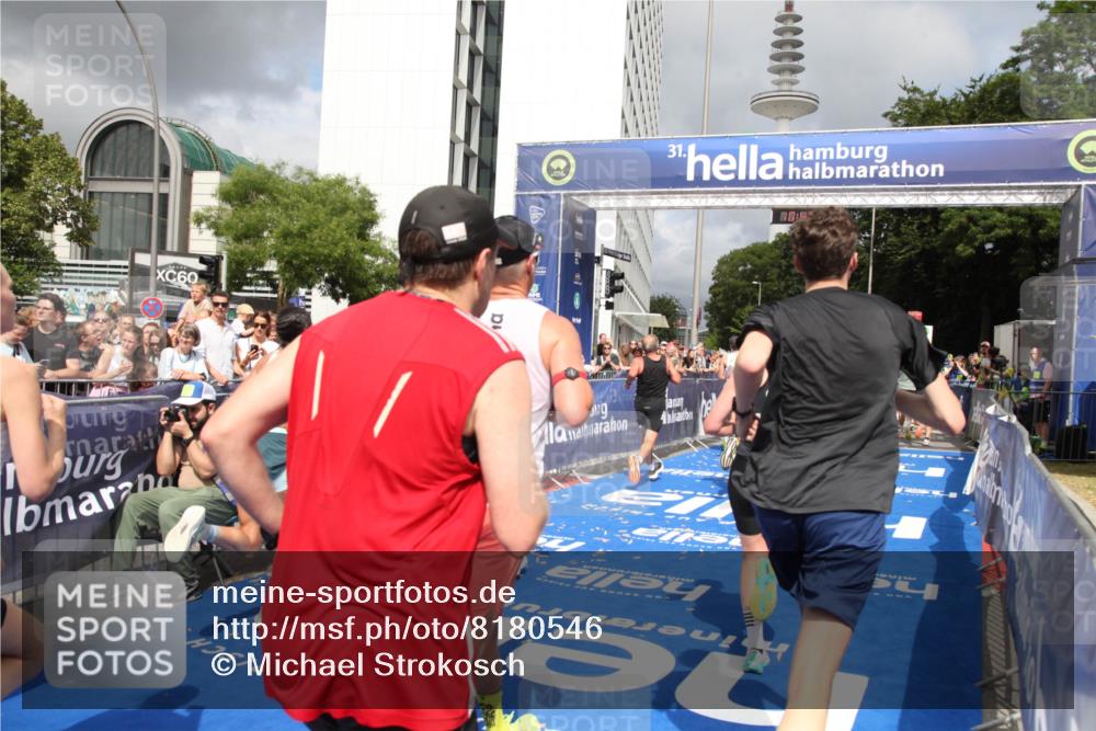 29.06.2025 - hella hamburg halbmarathon Michael Strokosch http://msf.ph/oto/8180546 29.06.2025 10:40:48 Ziel 1882, 2324, 2714, 2750, 4634, 4843, 4889, 5014, 5026, 5745, 7080, 7622, 8074, 8629, 9294, 10900, 11959, 12865, 14092, 14272, 14820, 15351, 15493, 16201, 16249, 16599, 17486, 18399 meine-sportfotos.de