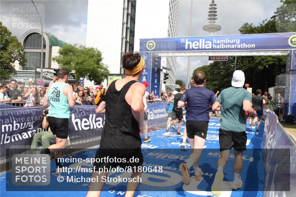 29.06.2025 - hella hamburg halbmarathon Michael Strokosch http://msf.ph/oto/8180648 29.06.2025 10:40:50 Ziel 1631, 1882, 2714, 2750, 4634, 4889, 5014, 5026, 5745, 6429, 7080, 7109, 7622, 8074, 8629, 9294, 9979, 10900, 11959, 14092, 15351, 16201, 16249, 17486 meine-sportfotos.de