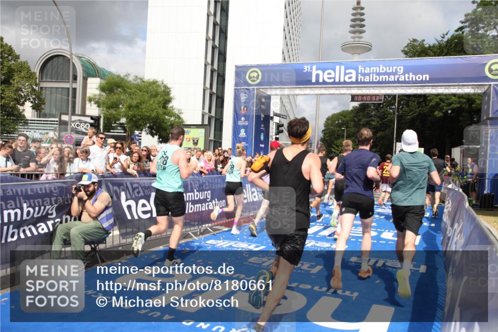 29.06.2025 - hella hamburg halbmarathon Michael Strokosch http://msf.ph/oto/8180661 29.06.2025 10:40:51 Ziel 1631, 1882, 2750, 4634, 4889, 5014, 5026, 5745, 6429, 7080, 7109, 7378, 7622, 8074, 8629, 9294, 9979, 10369, 10900, 11959, 14092, 15351, 16201, 16249, 17486 meine-sportfotos.de