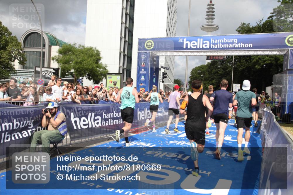 29.06.2025 - hella hamburg halbmarathon Michael Strokosch http://msf.ph/oto/8180669 29.06.2025 10:40:51 Ziel 1631, 1882, 2750, 4634, 4889, 5014, 5026, 5745, 6429, 7080, 7109, 7378, 7622, 8074, 8629, 9294, 9979, 10369, 10900, 11959, 14092, 15351, 16201, 16249, 17486 meine-sportfotos.de