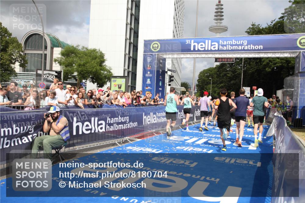 29.06.2025 - hella hamburg halbmarathon Michael Strokosch http://msf.ph/oto/8180704 29.06.2025 10:40:52 Ziel 1631, 1882, 2750, 4634, 4889, 5014, 5026, 5745, 6429, 7080, 7109, 7378, 8074, 8629, 9979, 10369, 10900, 11959, 14092, 14661, 15351, 16201, 16249, 17486 meine-sportfotos.de