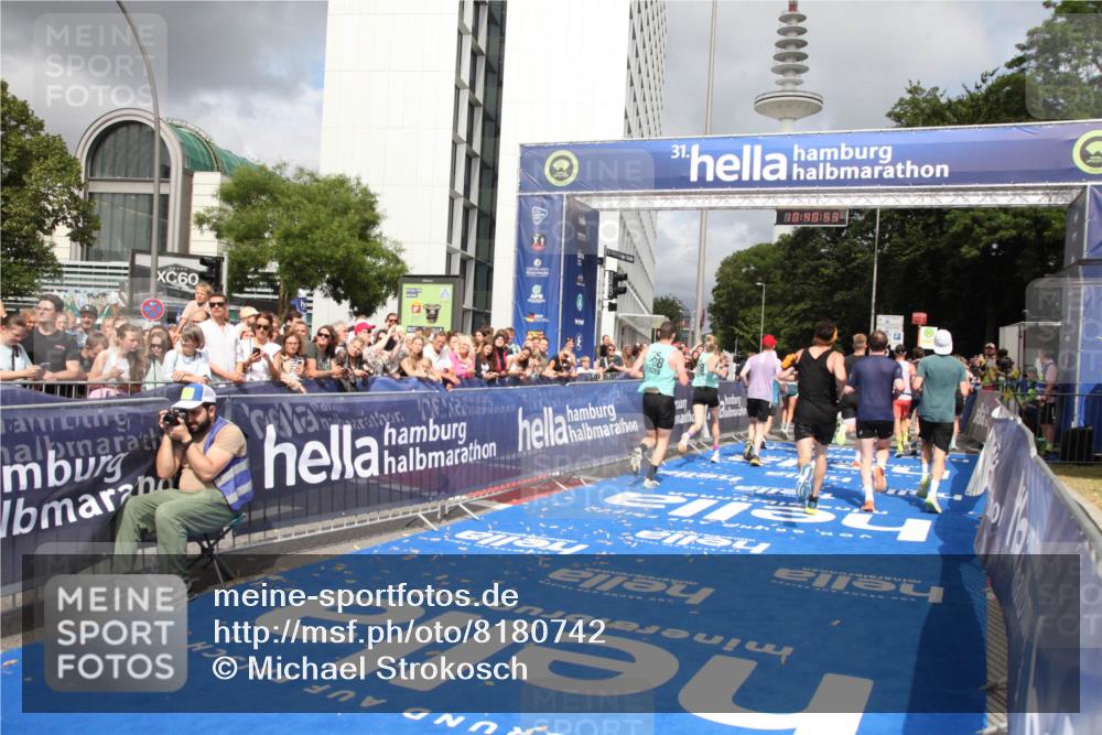 29.06.2025 - hella hamburg halbmarathon Michael Strokosch http://msf.ph/oto/8180742 29.06.2025 10:40:52 Ziel 1631, 1882, 2750, 4634, 4889, 5014, 5026, 5745, 6429, 7080, 7109, 7378, 8074, 8629, 9979, 10369, 10900, 11959, 14092, 14661, 15351, 16201, 16249, 17486 meine-sportfotos.de