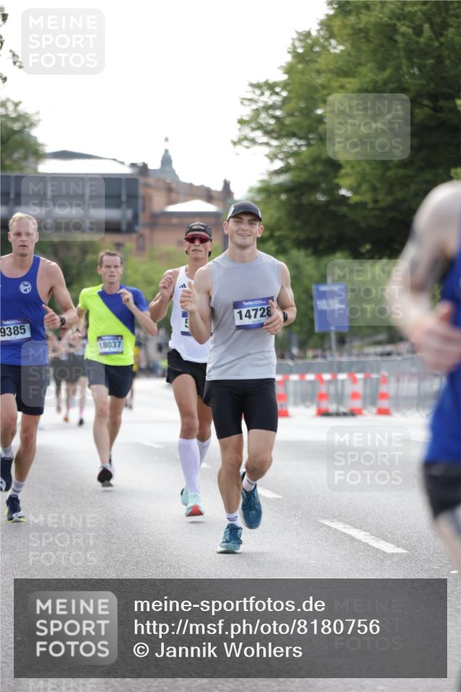 29.06.2025 - hella hamburg halbmarathon Jannik Wohlers http://msf.ph/oto/8180756 29.06.2025 09:42:38 Lombardsbrücke 4338, 5301, 9097, 9385, 11994, 12341, 12529, 12992, 13346, 14728, 18037, 18740, 19076 meine-sportfotos.de
