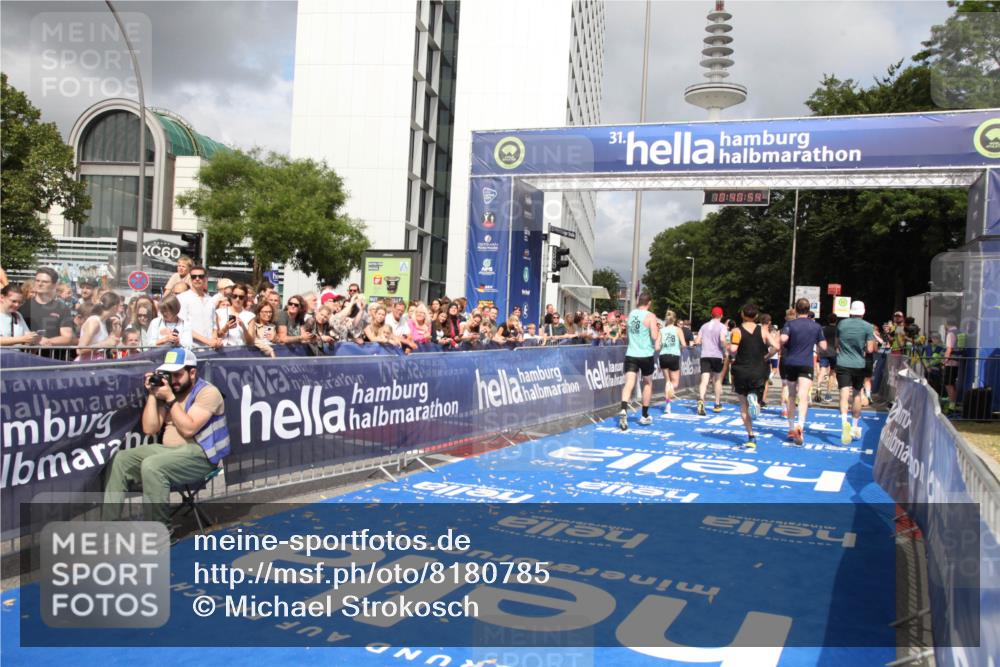 29.06.2025 - hella hamburg halbmarathon Michael Strokosch http://msf.ph/oto/8180785 29.06.2025 10:40:52 Ziel 1631, 1882, 2750, 4634, 4889, 5014, 5026, 5745, 6429, 7080, 7109, 7378, 8074, 8629, 9979, 10369, 10900, 11959, 14092, 14661, 15351, 16201, 16249, 17486 meine-sportfotos.de