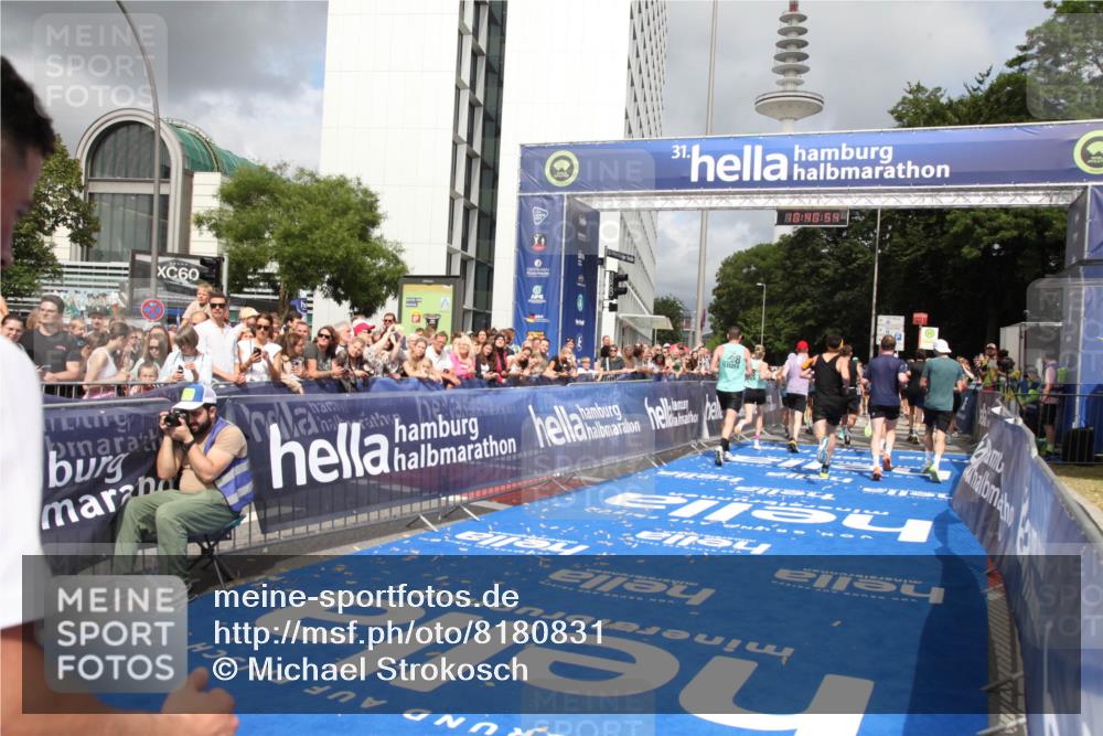 29.06.2025 - hella hamburg halbmarathon Michael Strokosch http://msf.ph/oto/8180831 29.06.2025 10:40:53 Ziel 1631, 1882, 2750, 4634, 4889, 5014, 5026, 5745, 6429, 7080, 7109, 7378, 8074, 8629, 9547, 9979, 10369, 10934, 11959, 14092, 14661, 15351, 16201, 16249, 17486 meine-sportfotos.de
