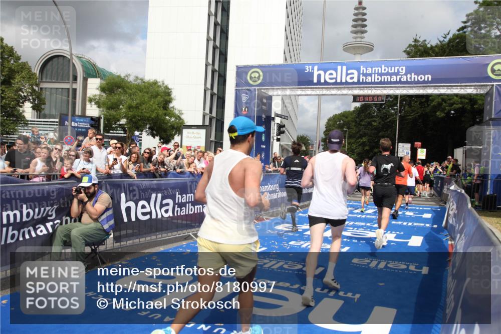 29.06.2025 - hella hamburg halbmarathon Michael Strokosch http://msf.ph/oto/8180997 29.06.2025 10:40:56 Ziel 1631, 1677, 6429, 7109, 7378, 9547, 9979, 10369, 10934, 11959, 12088, 12385, 13029, 14661, 18173 meine-sportfotos.de