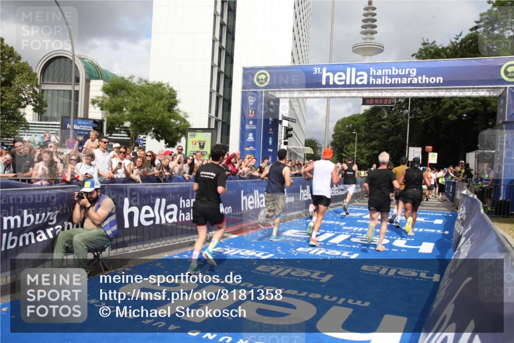 29.06.2025 - hella hamburg halbmarathon Michael Strokosch http://msf.ph/oto/8181358 29.06.2025 10:41:02 Ziel 1677, 2949, 6550, 9547, 9755, 10934, 11062, 11922, 12088, 12385, 13029, 13158, 15689, 16347, 17032, 17720, 18173 meine-sportfotos.de