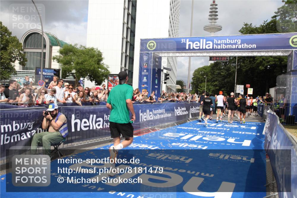 29.06.2025 - hella hamburg halbmarathon Michael Strokosch http://msf.ph/oto/8181479 29.06.2025 10:41:04 Ziel 1677, 2949, 6550, 6683, 9358, 9755, 11062, 11922, 12088, 12385, 13029, 13158, 15689, 16347, 17032, 17100, 17620, 17720, 17971 meine-sportfotos.de