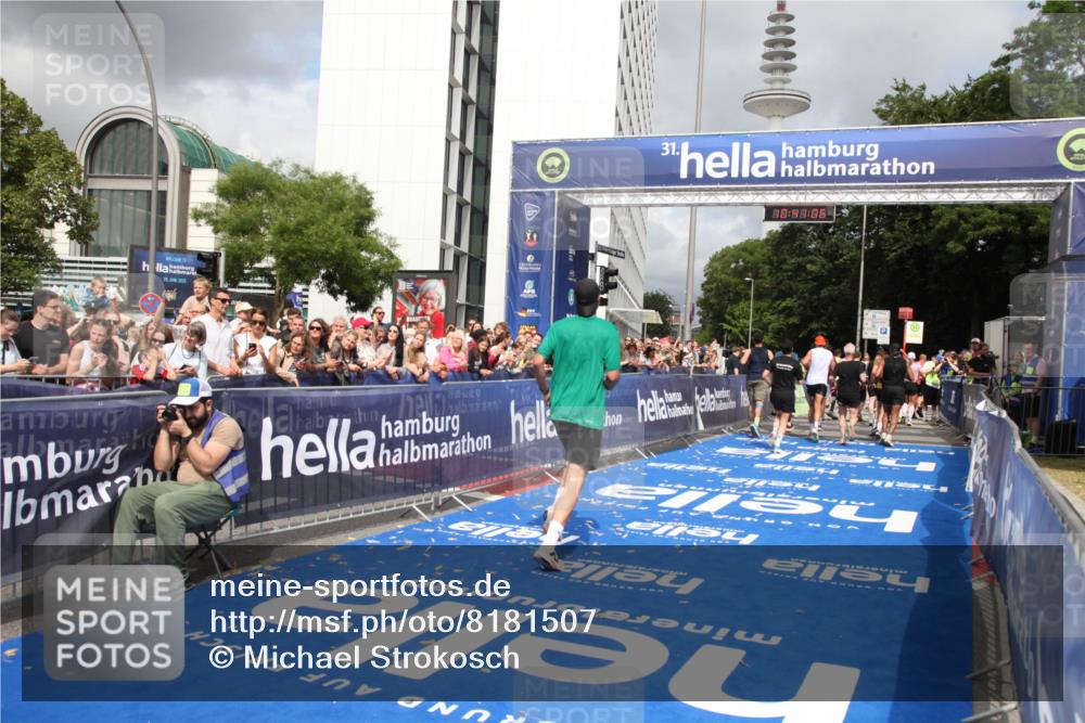 29.06.2025 - hella hamburg halbmarathon Michael Strokosch http://msf.ph/oto/8181507 29.06.2025 10:41:05 Ziel 2949, 4871, 6550, 6683, 9358, 9755, 11062, 11922, 12088, 12385, 13029, 13158, 15689, 16347, 17032, 17100, 17620, 17720, 17971, 18045, 18049 meine-sportfotos.de