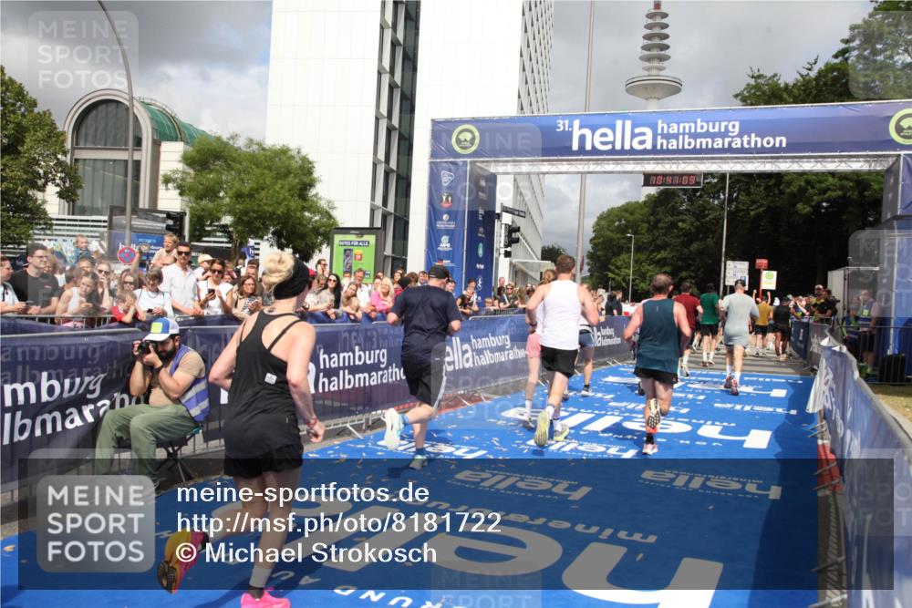 29.06.2025 - hella hamburg halbmarathon Michael Strokosch http://msf.ph/oto/8181722 29.06.2025 10:41:08 Ziel 1136, 2568, 2949, 3618, 4871, 6550, 6683, 9358, 9659, 9755, 9815, 11062, 11922, 13268, 17100, 17620, 17971, 18045, 18049 meine-sportfotos.de