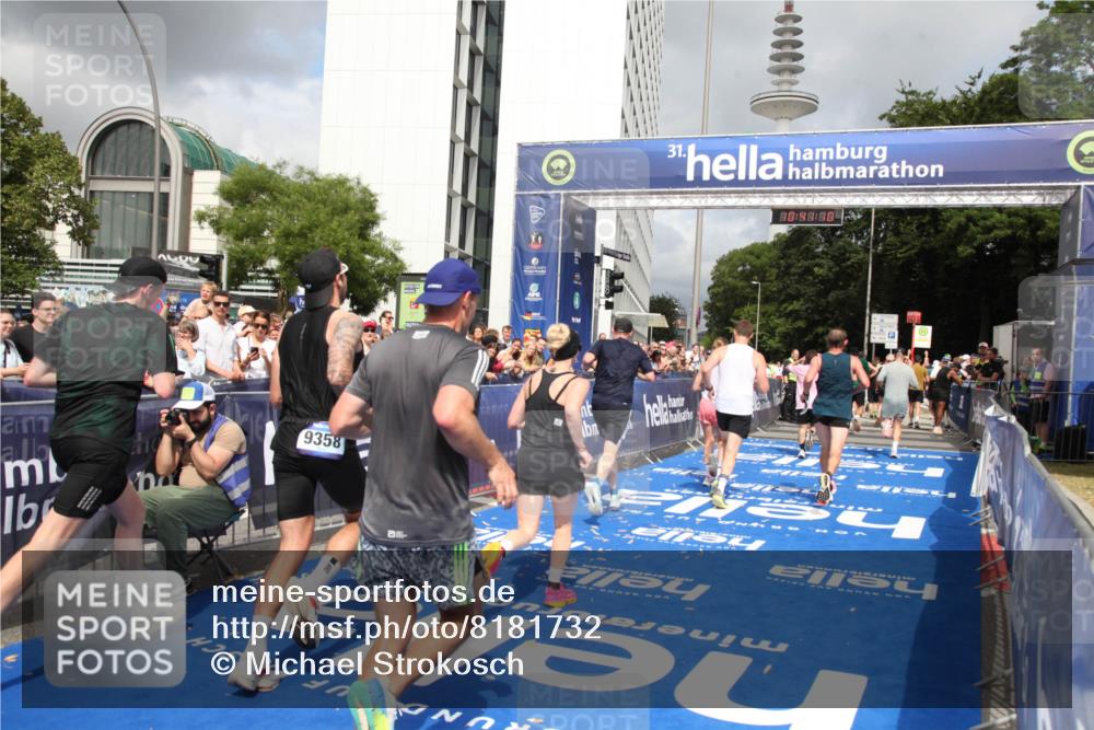 29.06.2025 - hella hamburg halbmarathon Michael Strokosch http://msf.ph/oto/8181732 29.06.2025 10:41:09 Ziel 1136, 2568, 2949, 3618, 4380, 4871, 5709, 6550, 6683, 9358, 9659, 9755, 9815, 11062, 11922, 13268, 17100, 17620, 17971, 18045, 18049 meine-sportfotos.de