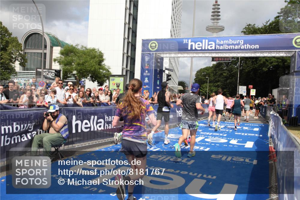 29.06.2025 - hella hamburg halbmarathon Michael Strokosch http://msf.ph/oto/8181767 29.06.2025 10:41:10 Ziel 1136, 2568, 2949, 3618, 4380, 4871, 5709, 6550, 6683, 9358, 9659, 9755, 9815, 11062, 13268, 17100, 17620, 17971, 18045, 18049 meine-sportfotos.de